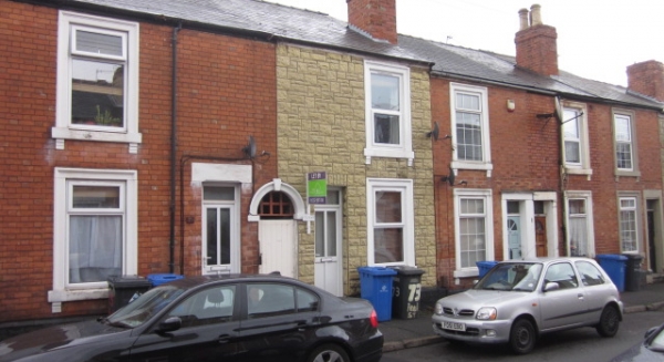 
                             <h2><a href='/4-Rent/Houses/Peel-st-family-home-191/' title='Peel st family home'>Peel st family home - 3 bed - Price: &pound;950 pcm</a></h2>
                             <p>A super family home with great rear garden<a href='/4-Rent/Houses/Peel-st-family-home-191/' title='Peel st family home'>More..</a></p>