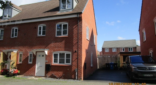 
                             <h2><a href='/4-Rent/Houses/Stunning-Oakwood-executive-home-194/' title='Stunning Oakwood executive home'>Stunning Oakwood executive home - 2 bed - Price: &pound;1495 pcm</a></h2>
                             <p>Lovely back garden parking 2 cars<a href='/4-Rent/Houses/Stunning-Oakwood-executive-home-194/' title='Stunning Oakwood executive home'>More..</a></p>